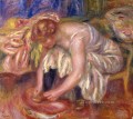 Mujer atándose los cordones de los zapatos Pierre Auguste Renoir